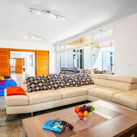 Sleeps 12 With Pool Air Con And Wifi